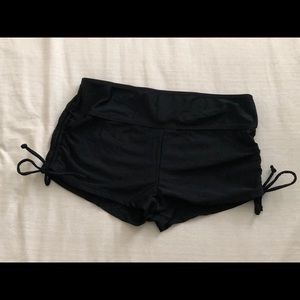 black drawstring bikini shorts
🌊☀️ 🌺